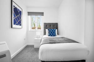 Кровать или кровати в номере 2 Bedroom - Deluxe Apt with Free Private Parking - Netflix & Wifi - Top Rated - 52C