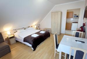Posteľ alebo postele v izbe v ubytovaní Enci Apartman