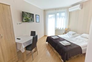 Posteľ alebo postele v izbe v ubytovaní Enci Apartman
