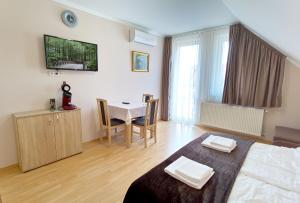 Posteľ alebo postele v izbe v ubytovaní Enci Apartman