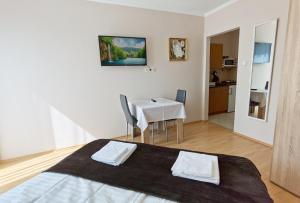 Posteľ alebo postele v izbe v ubytovaní Enci Apartman