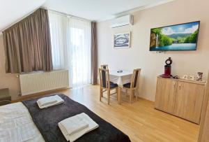 Posteľ alebo postele v izbe v ubytovaní Enci Apartman
