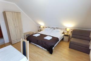 Posteľ alebo postele v izbe v ubytovaní Enci Apartman