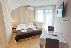Posteľ alebo postele v izbe v ubytovaní Enci Apartman