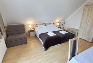 Posteľ alebo postele v izbe v ubytovaní Enci Apartman