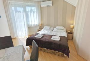 Posteľ alebo postele v izbe v ubytovaní Enci Apartman