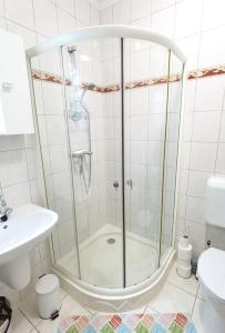 Kúpeľňa v ubytovaní Enci Apartman
