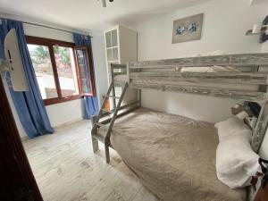 1 dormitorio con 2 literas y ventana en B&B Premium en Premia de Dalt