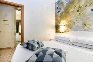 ローマにあるApartment Julia Guesthouseのベッドルーム1室(ベッド2台付)が備わります。壁には絵画が飾られています。