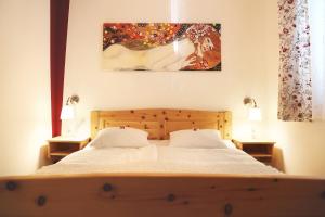Un dormitorio con dos camas y un cuadro en la pared. en Fricks Appartement, en Dölsach