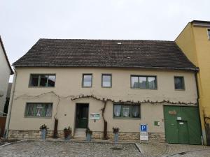 uma casa com portas verdes numa rua em Apartment am Stadtturm em Freyburg