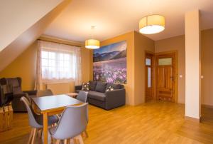 ein Wohnzimmer mit Sofa und Tisch in der Unterkunft Koślówka in Biały Dunajec