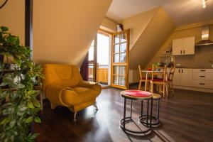 ein Wohnzimmer mit einem Stuhl und einem Tisch in der Unterkunft Koślówka in Biały Dunajec
