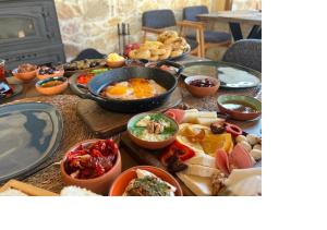 Una mesa con muchos tipos diferentes de comida sobre ella. en Casa Di Cappadocia, en Uchisar