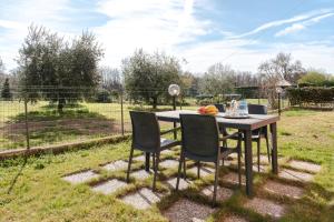 a table and chairs in a yard with a field at Arezzo Equestrian Centre-Apt W/ Private Parking! in Battifolle