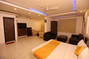 1 dormitorio con 1 cama y sala de estar en Hotel Kelvish Plaza-Near IGI Airport Terminal-3 en Nueva Delhi