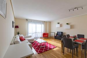 ein Wohnzimmer mit einem Sofa und einem Tisch in der Unterkunft Cituspace Las Tablas Azofra in Madrid