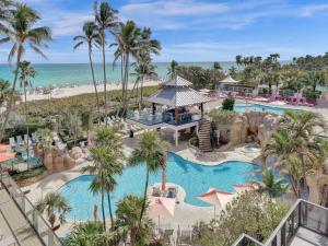 uma vista aérea da piscina no resort com a praia em Oceanfront Beach Retreat Beach Service 502 em Miami Beach