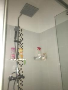 センテシュにあるÉjjelibagoly Vendégházのバスルーム(照明付きのシャワー付)