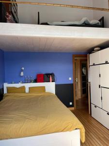 um quarto com uma cama grande e uma parede azul em Villa de 3 chambres avec piscine privee terrasse et wifi a Landunvez em Landunvez