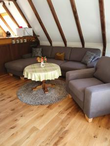 錫格斯多夫的住宿－Ferienhaus Amrhein，客厅配有沙发和桌子