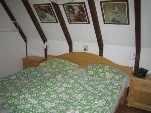 錫格斯多夫的住宿－Ferienhaus Amrhein，一间卧室配有一张带绿色棉被的床