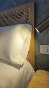 um close-up de uma cama com uma almofada branca em Imperial Apartamentos Valencia em Valência