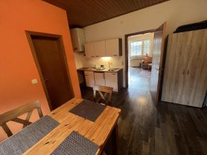 eine Küche mit einem Holztisch und einem Esszimmer in der Unterkunft Apartments Am Kirchkogel "Ländliche Entspannung im Herzen der Steiermark" in Pernegg an der Mur