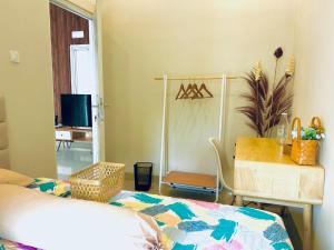 - une chambre avec un lit, une table et une chaise dans l'établissement Harmoni Guest House 2 Bedroom - Near Kasongan, à Jarakan