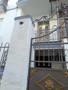 een gebouw met een deur en een balkon bij flora's memories appartment in Kavala