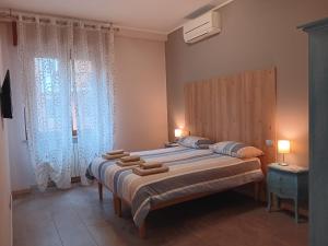 una camera da letto con un letto con due asciugamani sopra di PratoSanto, relax nel cuore di Verona a Verona