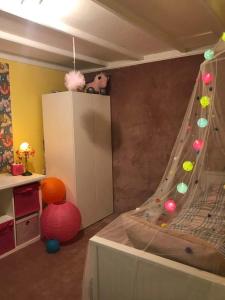 a childs room with a bed with a toy at Woods House in La Calamine
