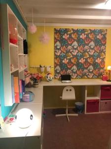 een bureau in een kinderspeelkamer met een muur bij Woods House in La Calamine
