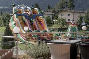 einen Spielplatz mit Wasserrutsche im Hof in der Unterkunft Landhaus Ambachhof in Oetz