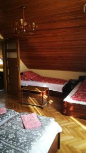 Cette chambre comprend 3 lits superposés et un lustre. dans l'établissement 3 Tó Sziki Szálló, à Szeged