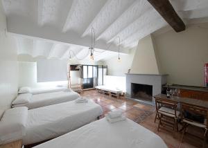 sala de estar con 3 camas y chimenea en La Casa de Leo - El Casar de Leo, en Alburquerque