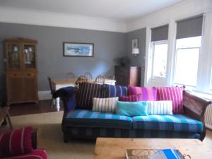 - un salon avec un canapé et une table dans l'établissement Silverdale Apartments, à Eastbourne