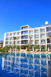ein Hotel mit einem großen Pool mit Liegestühlen in der Unterkunft Oricon Coast Luxury Resort in Orikum