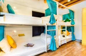 grupa łóżek piętrowych w pokoju w obiekcie Downtown Hostel Leh w mieście Leh