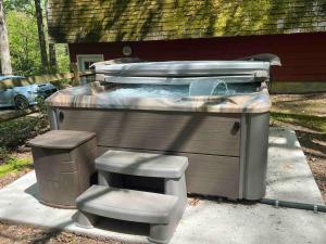 a hot tub sitting on top of a grill at Mountain Road Lodge in Tannersville