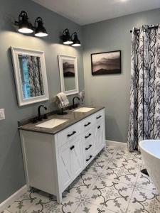 a bathroom with two sinks and a tub at Mountain Road Lodge in Tannersville