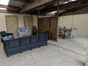 ein Wohnzimmer mit einem Tisch und Stühlen in der Unterkunft Au coeur de nos campagnes in Lachapelle-Saint-Pierre