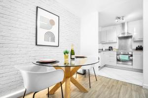 a kitchen and dining room with a table and chairs at Luxury Birmingham City Centre Apartment - Balcony - Free Wifi & Netflix - Top Rated -126S in Birmingham