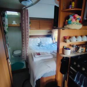Voodi või voodid majutusasutuse Kintyre Caravan toas