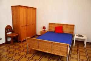 una camera da letto con un cuscino rosso di Casa Antica Canosa a Canosa di Puglia