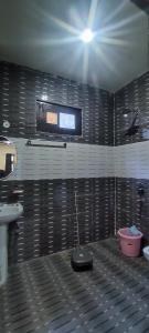 uma casa de banho com um WC e um lavatório. em Destination Of Choj ( DOC) em Kasol