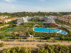 una vista aerea di un resort con piscina e palme di Ilunion Islantilla a Islantilla