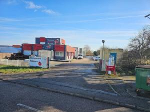 ein leerer Parkplatz vor einem Gebäude in der Unterkunft L'Appart' du Point in Vandoeuvre-lès-Nancy