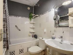 a bathroom with a toilet and a sink and a tub at Bel Apt Moderne, 1 Chambre, Balcon, Ascenseur, Parking, Proche Commerces, 10 min Plages - FR-1-3-521 in Anglet