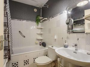 a bathroom with a toilet and a sink and a tub at Appartement Anglet, 2 pièces, 3 personnes - FR-1-3-521 in Anglet